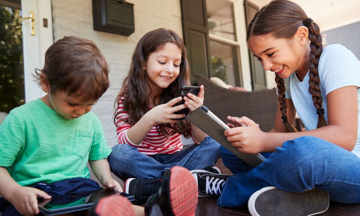 Μεγαλώνοντας παιδιά στον ψηφιακό κόσμο:  πώς μειώνουμε τον φόβο και αυξάνουμε την προστασία