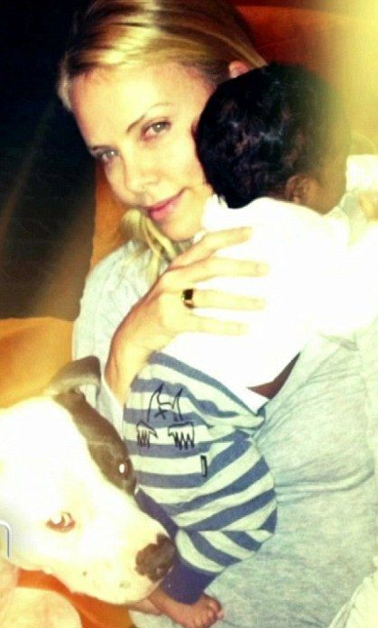 Charlize Theron: Τα σκυλιά μου με βοηθούν με το μωρό