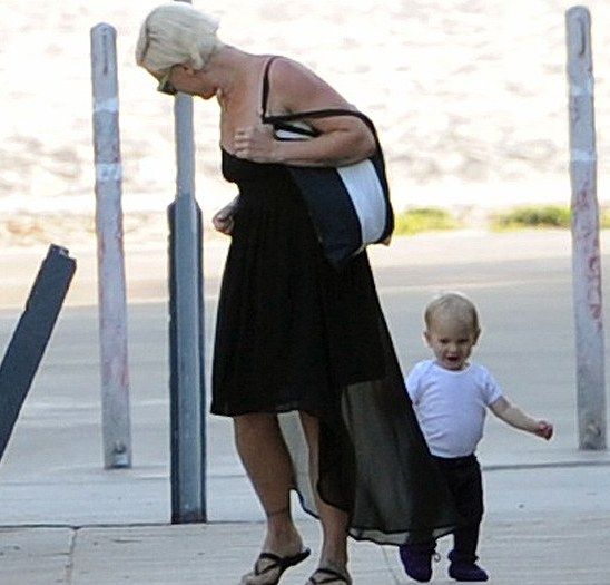 Pink: Η κόρη της περπατάει και την κυνηγάει!