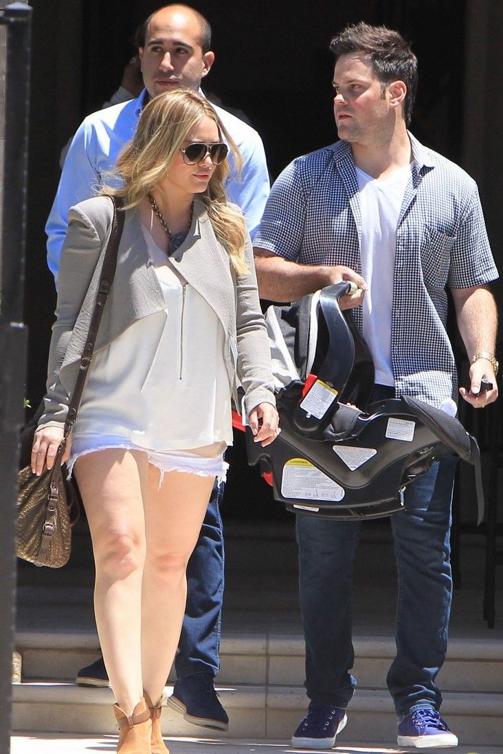 Αγνώριστη η Hillary Duff με τον άντρα της και τον γιο τους ψάχνουν για σπίτι