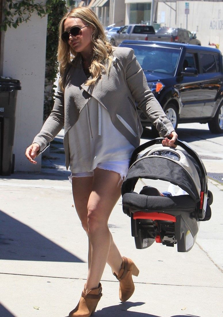 Αγνώριστη η Hillary Duff με τον άντρα της και τον γιο τους ψάχνουν για σπίτι