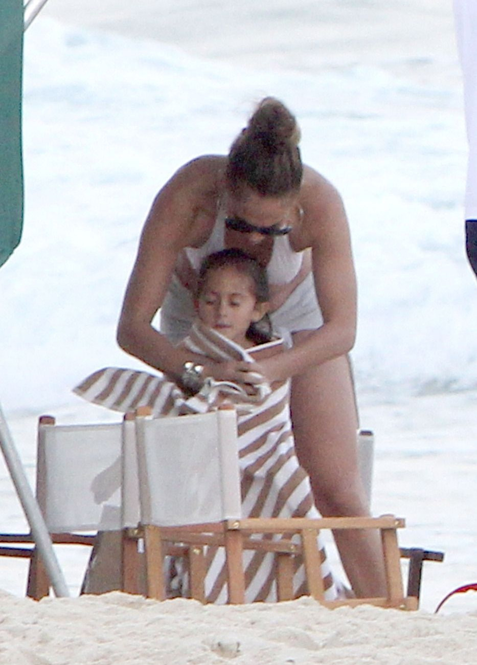 Η Jennifer Lopez και τα παιδιά της "θάβουν" τους bodyguards στην παραλία!