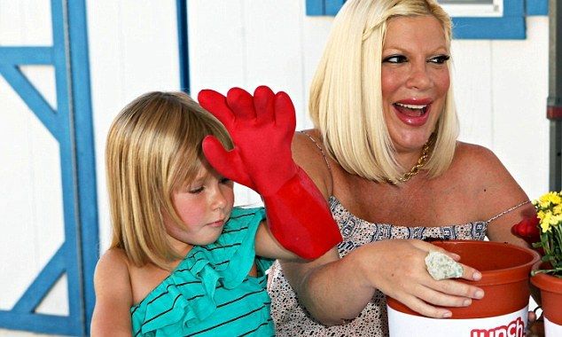 Tori Spelling: Πιο έγκυος δεν γίνεται!