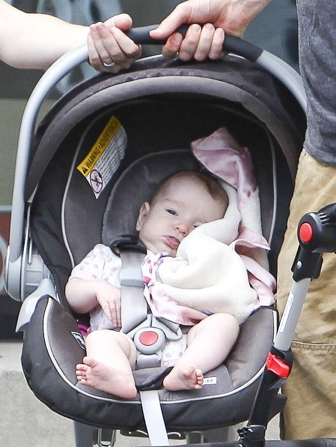 Alyson Hannigan: Βόλτα με την μόλις λίγων μηνών κορούλα της!