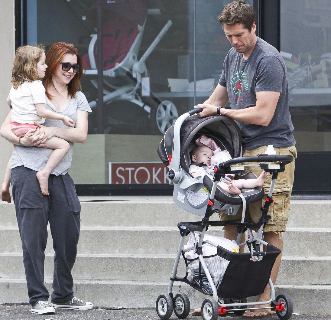 Alyson Hannigan: Βόλτα με την μόλις λίγων μηνών κορούλα της!