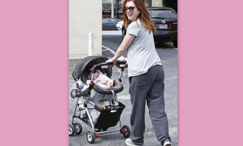 Alyson Hannigan: Βόλτα με την μόλις λίγων μηνών κορούλα της!