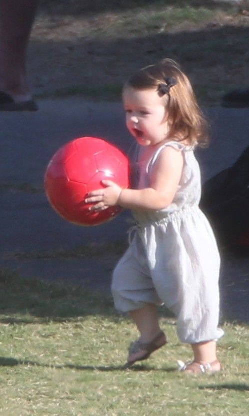 Victoria Beckham: Παρακολουθώντας την Harper να παίζει μπάλα