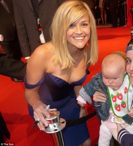 Είναι ενός έτους και έχει φωτογραφηθεί με περίπου 130 διάσημους!