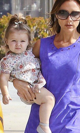 Harper Beckham: 15 μήνες ξεχωριστών εμφανίσεων!