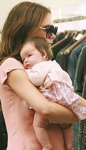 Harper Beckham: 15 μήνες ξεχωριστών εμφανίσεων!