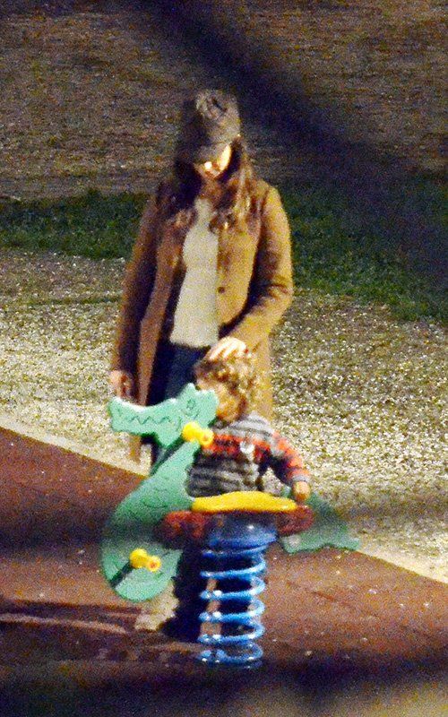 Penelope Cruz – Javier Bardem: Παίζοντας στην παιδική χαρά με το Leo