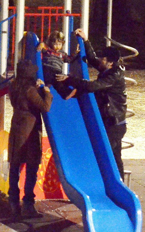 Penelope Cruz – Javier Bardem: Παίζοντας στην παιδική χαρά με το Leo