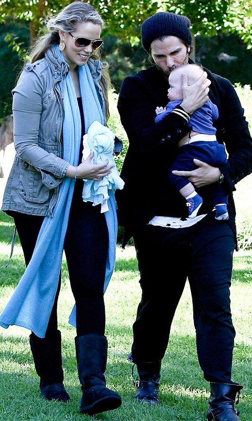 Elizabeth Berkley: Μια γλυκιά νέα μανούλα!