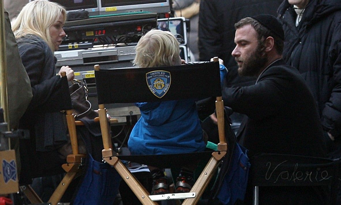 Naomi Watts: Στα πλατό της ταινίας του Liev Schreiber με το γιο της