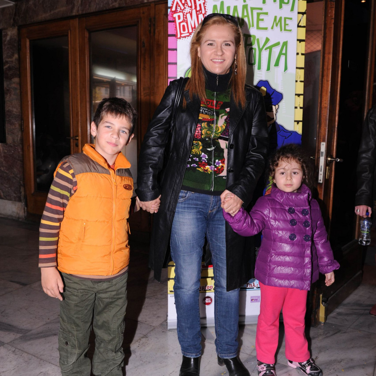 Πλήθος επώνυμων μαμάδων και μπαμπάδων στην πρεμιέρα της παράστασης «Το παιδί που μίλαγε με τα φρούτα»