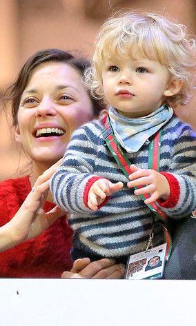 Marion Cotillard: Ασορτί με τον γιο της, επευφημεί τον σύζυγό της!