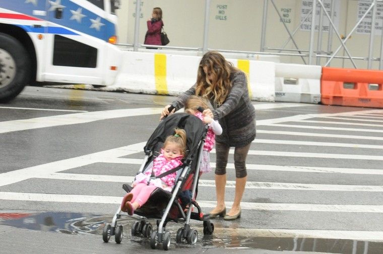 Διάσημη μαμά «μάχεται» με το καροτσάκι και τα νερά!