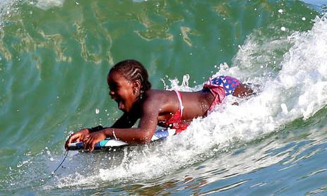 Διασκέδαση στη θάλασσα για τα παιδιά της Madonna