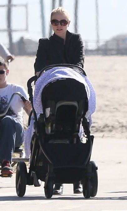Η Anna Paquin βόλτα με τα δίδυμά της