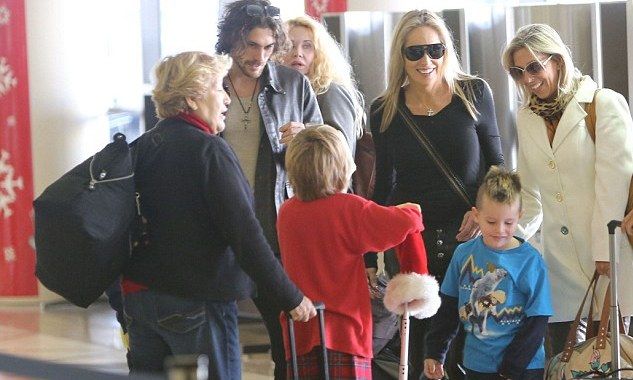 Sharon Stone: Χριστουγεννιάτικη εξόρμηση για την ηθοποιό, τους γιους της και το νεαρό της σύντροφο