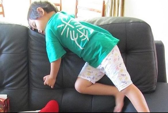 Τα πήρε ο ύπνος κι έγειραν... όπου βρήκαν!