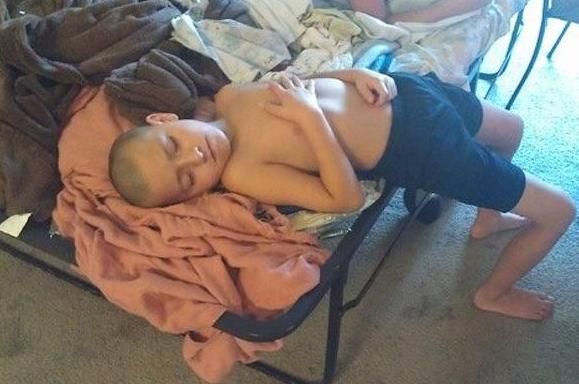 Τα πήρε ο ύπνος κι έγειραν... όπου βρήκαν!