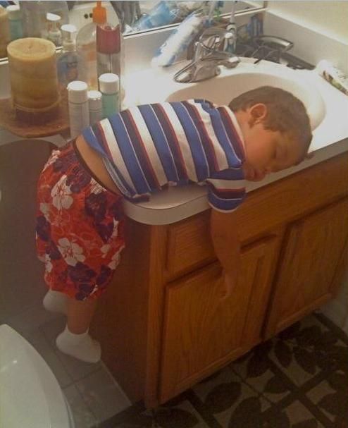 Τα πήρε ο ύπνος κι έγειραν... όπου βρήκαν!