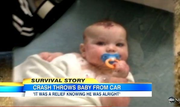 Μωρό πετάχτηκε 7,5 μέτρα μακριά από το αυτοκίνητο και έζησε!
