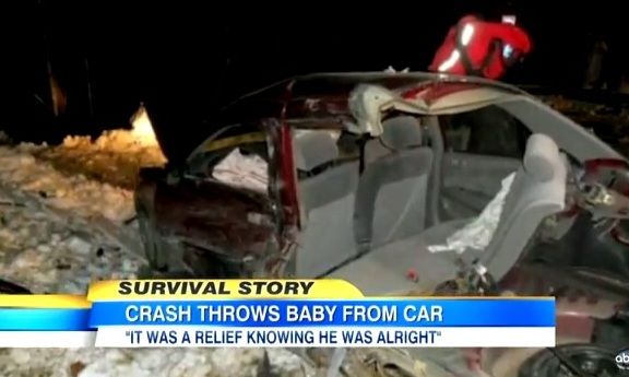 Μωρό πετάχτηκε 7,5 μέτρα μακριά από το αυτοκίνητο και έζησε!