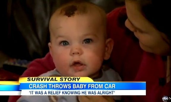 Μωρό πετάχτηκε 7,5 μέτρα μακριά από το αυτοκίνητο και έζησε!
