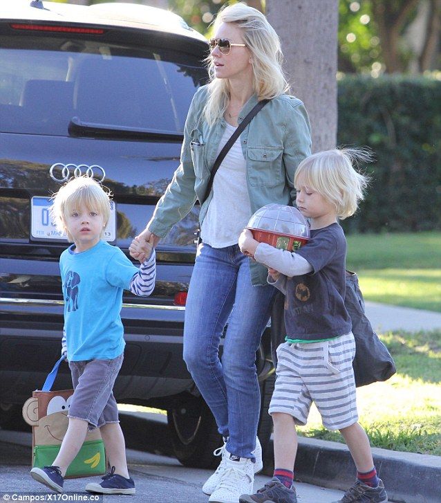 Οικογενειακές στιγμές για τη Naomi Watts (φωτό)