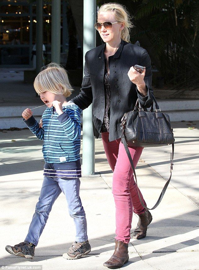 Ο άτακτος γιος της Naomi Watts! (φωτό)