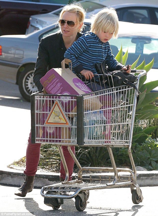 Ο άτακτος γιος της Naomi Watts! (φωτό)