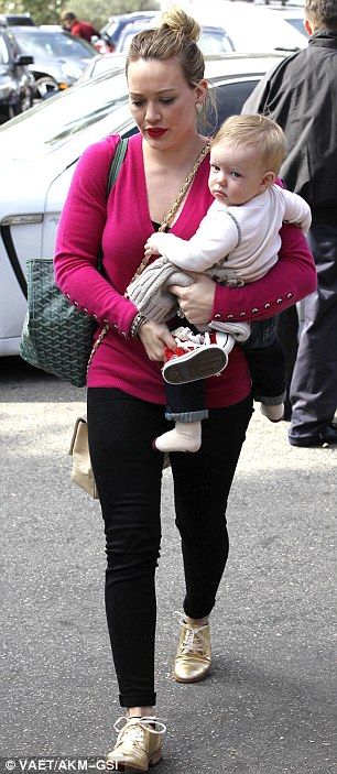 Hillary Duff: Αφοσιωμένη στον γιο της, δεν ξεχνά όμως ότι είναι και γυναίκα! (φωτό)