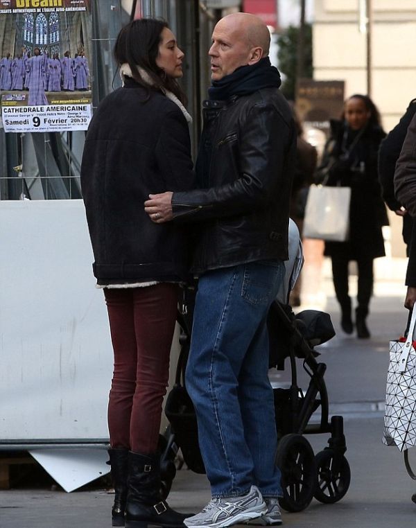 Bruce Willis: Βόλτα στο Παρίσι με τις γυναίκες της ζωής του!