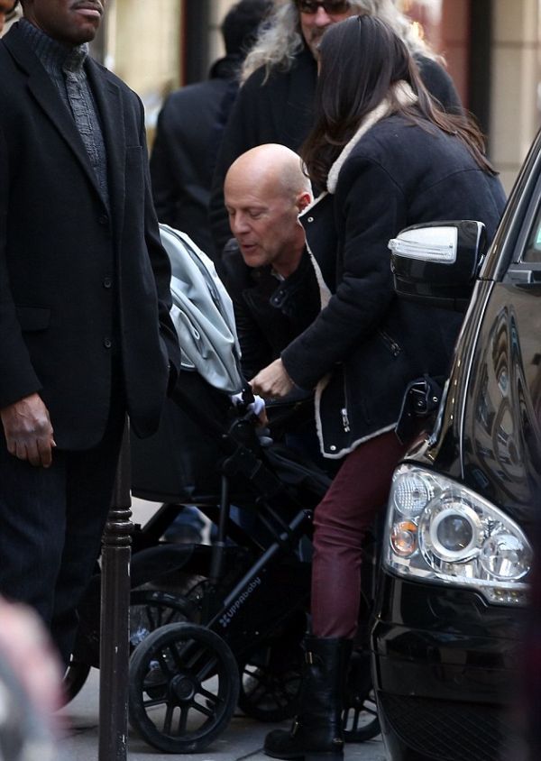 Bruce Willis: Βόλτα στο Παρίσι με τις γυναίκες της ζωής του!
