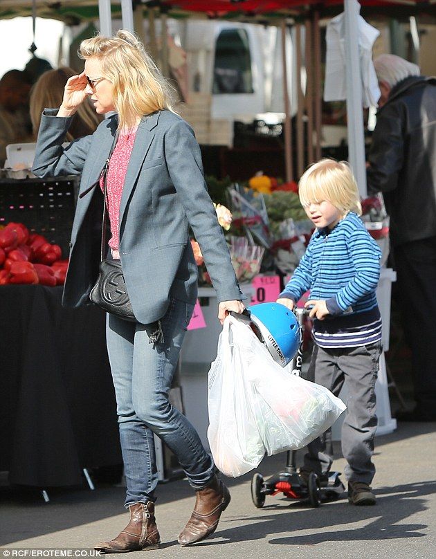 Naomi Watts: Μία μέρα στη λαϊκή για ψώνια με τα παιδιά! (φωτό)