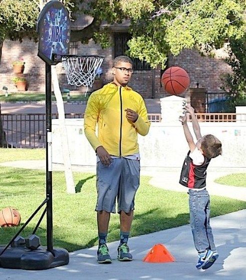 Ο Mark Wahlberg θαυμάζει τις μπασκετικές ικανότητες του γιου του