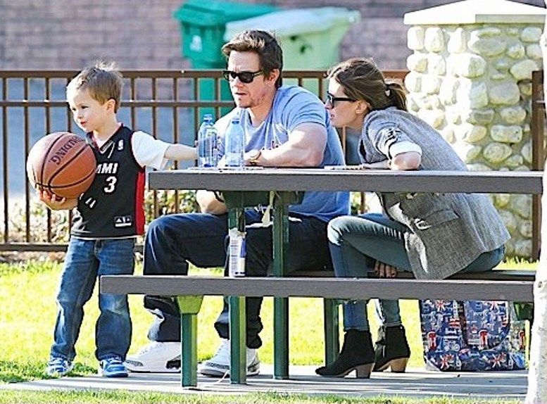 Ο Mark Wahlberg θαυμάζει τις μπασκετικές ικανότητες του γιου του