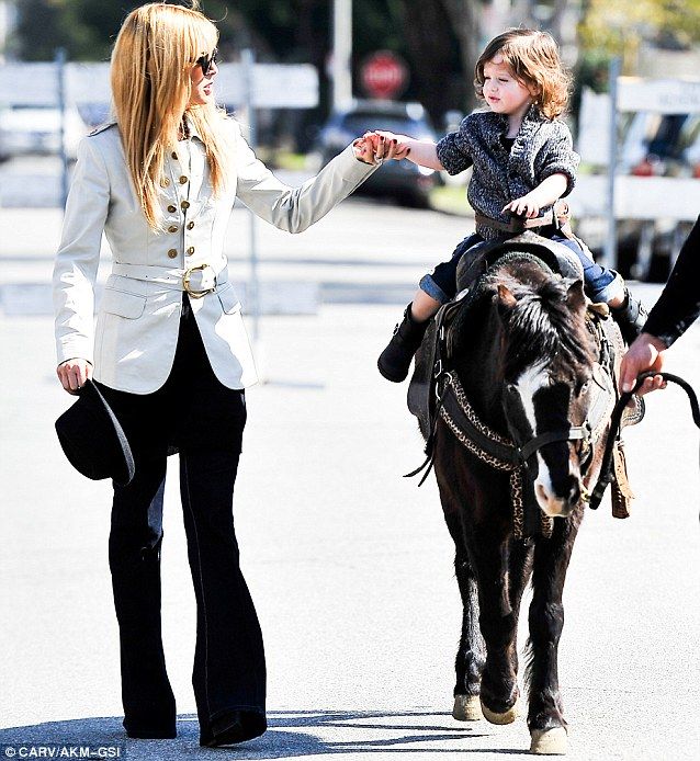 Ο cowboy γιος της Rachel Zoe!