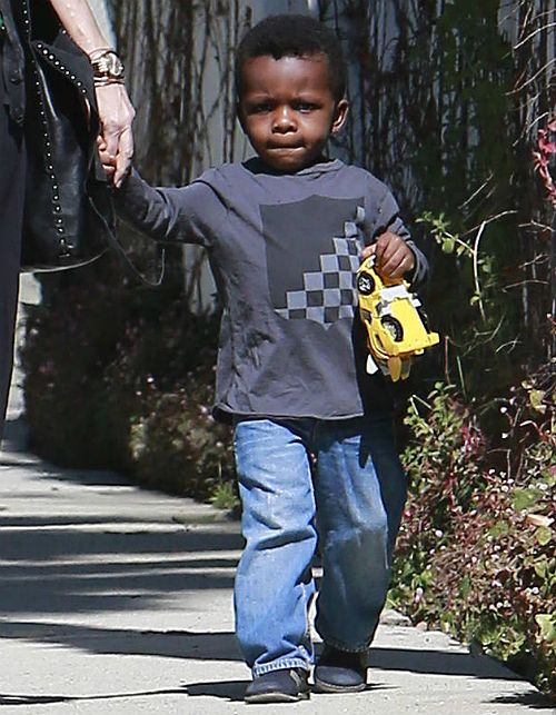 Η Sandra Bullock με τον γιο της στο πάρτι του γιου της Charlize Theron