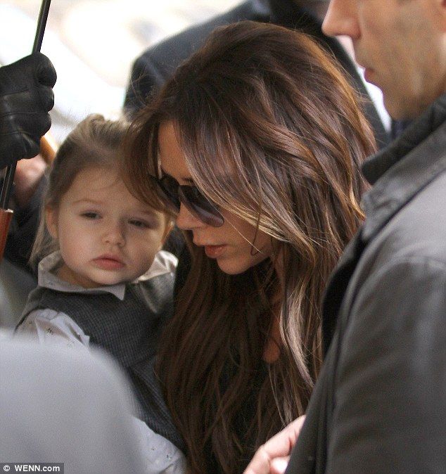 H Harper στο Παρίσι για βόλτα με τη μαμά της! (Φωτό)