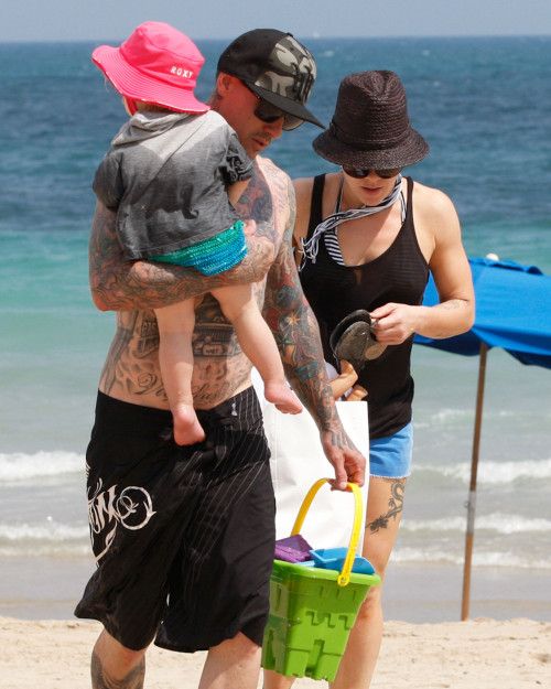 Pink:  Δίνει… μαθήματα για το πώς να προστατεύουμε το παιδί μας από τον ήλιο στην παραλία! (φωτό)