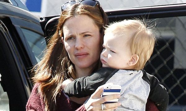 Jennifer Garner: Για ψώνια με τον γιο της!