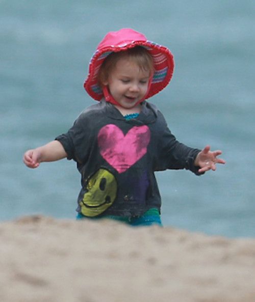 Pink:  Δίνει… μαθήματα για το πώς να προστατεύουμε το παιδί μας από τον ήλιο στην παραλία! (φωτό)