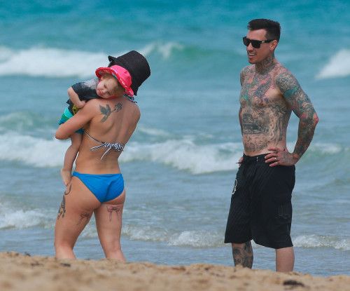 Pink:  Δίνει… μαθήματα για το πώς να προστατεύουμε το παιδί μας από τον ήλιο στην παραλία! (φωτό)