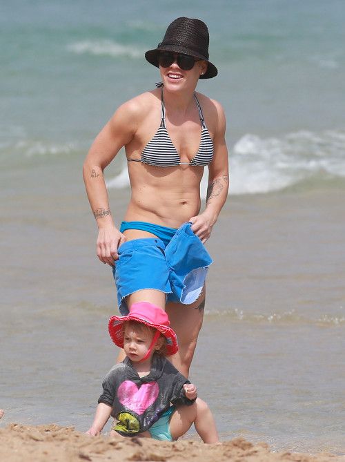 Pink:  Δίνει… μαθήματα για το πώς να προστατεύουμε το παιδί μας από τον ήλιο στην παραλία! (φωτό)