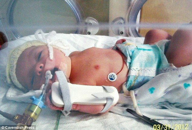 Μωρό επέζησε από σοβαρά προβλήματα υγείας με τα οποία γεννήθηκε και η μητέρα του αγόρασε βρεφική γκαρνταρόμπα 8000 λιρών!