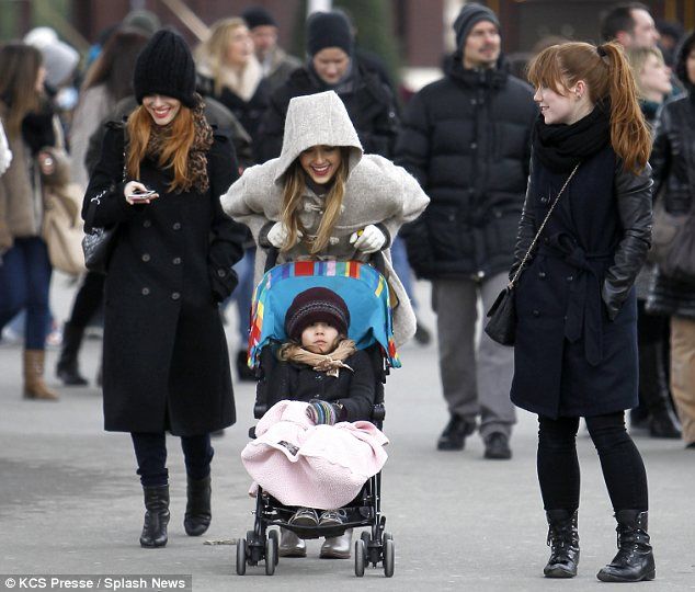 Jessica Alba: Επιμορφωτικό ταξίδι στο Παρίσι με την κόρη της!