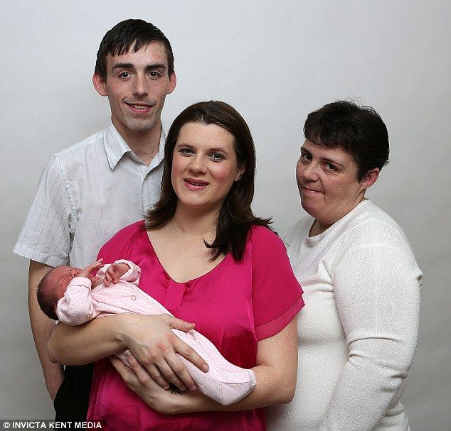 Αληθινή ιστορία: Γέννησε την κόρη της μέσα στο τρένο! (φωτό)